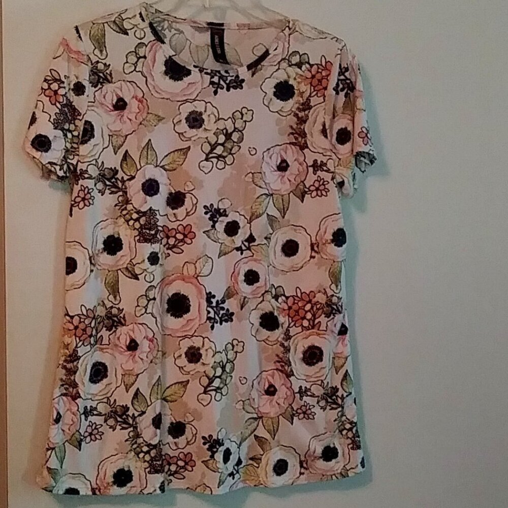 Agnes & Dora floral shMort sleeve hi-lo tunic style shirt size M